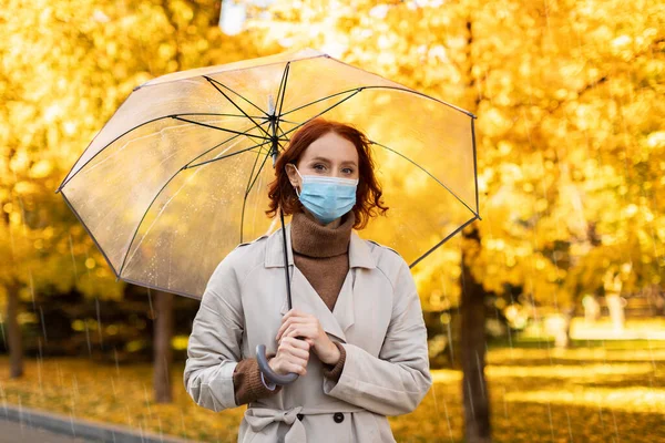 Jeune Femme Rousse Européenne Sérieuse Imperméable Masque Protection Avec Parasol — Photo