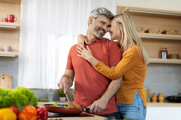 Romantik Çekici Orta Yaşlı Eşler Evde Birlikte Yemek Hazırlarken Birbirlerine — Stok fotoğraf