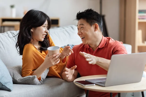 Retrato Cônjuges Coreanos Alegres Usando Laptop Juntos Casa Feliz Asiático — Fotografia de Stock