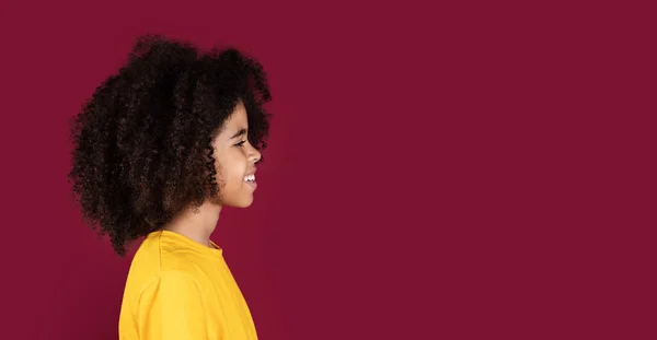 Kıvırcık Siyah Çocuk Portresi Sarı Tişörtlü Gür Saçlı Renkli Burgonya — Stok fotoğraf