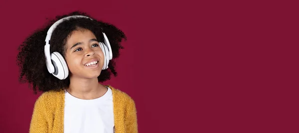 Симпатичный Африканский Ребенок Кудрявый Ребенок Девочка Волосы Используя Совершенно Новые — стоковое фото