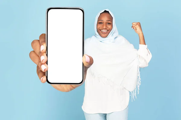 Mujer Musulmana Negra Feliz Disfrutando Victoria Línea Mostrando Gran Teléfono —  Fotos de Stock