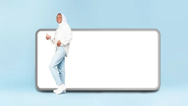 Izgalmas Afro Amerikai Pózol Közelében Nagy Okostelefon Üres Fehér Képernyő — Stock Fotó
