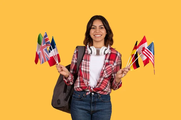 Feliz Bastante Joven Estudiante Oriente Medio Sosteniendo Diversas Banderas Varios —  Fotos de Stock