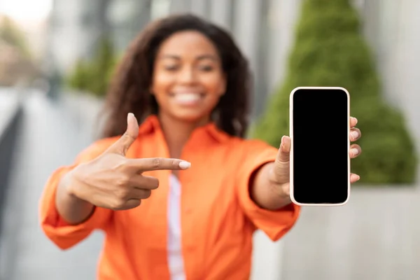 Neşeli Milenyum Siyahi Kadın Gelişigüzel Noktalarda Akıllı Telefona Boş Ekranla — Stok fotoğraf