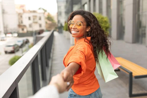Sonriente Joven Mujer Negra Con Paquetes Con Compras Conduce Amigo — Foto de Stock