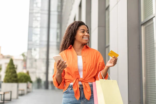 Akıllı Telefonlu Paketli Alışveriş Kredi Kartıyla Tatmin Olmuş Genç Mutlu — Stok fotoğraf
