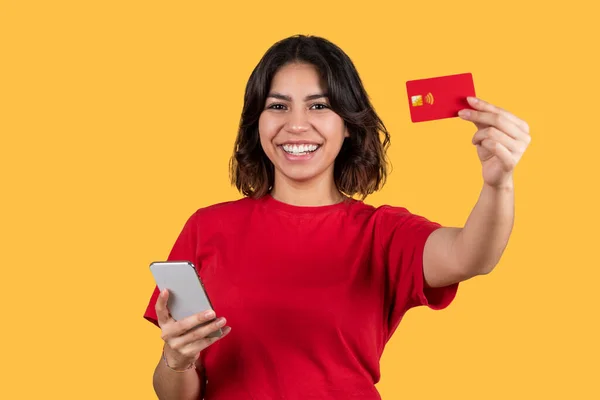 Modern Akıllı Telefon Kullanan Kırmızı Kredi Kartı Gösteren Internet Üzerinden — Stok fotoğraf