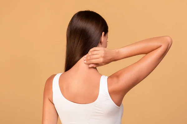 Back Rear View Unrecognizable Woman Touching Self Massaging Her Neck — Stock Photo, Image