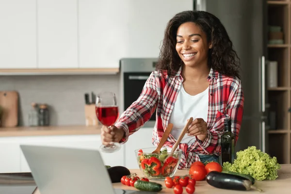 흑인젊은 여성은 유기농 야채에서 샐러드를 먹으며 현대식 내부에 와인을 마시며 — 스톡 사진