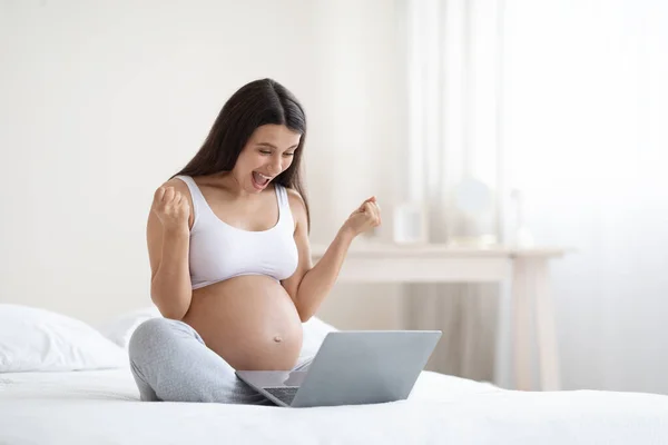 Emocional Mujer Embarazada Pelo Largo Ropa Cómoda Sentada Cama Casa — Foto de Stock