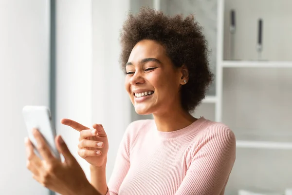 快乐漂亮的千年非洲裔美国女士在电话中聊天 有视频通话和手指在房间内部的摄像头 用于博客和通信的新应用程序 在家里远程见面 — 图库照片