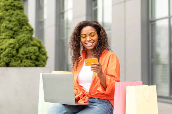 Sorrindo Jovem Cliente Feminino Preto Com Cartão Crédito Pacotes Digitando — Fotografia de Stock