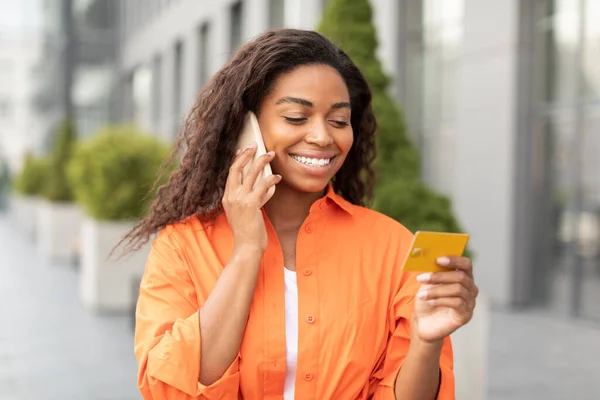 Milenyum Siyahi Kadını Akıllı Telefondan Arıyor Kredi Kartına Bakıyor Indirimin — Stok fotoğraf