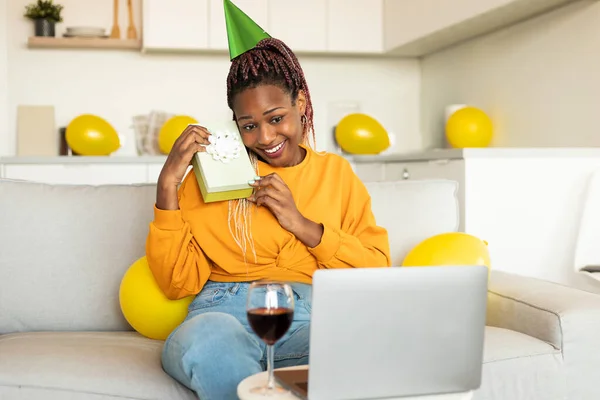 Positive Afrikanisch Amerikanische Frau Hält Geschenkbox Während Sie Online Day — Stockfoto