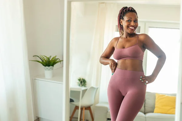 Успешная Концепция Потери Веса Счастливая Стройная Африканская Американка Спортивной Одежде — стоковое фото