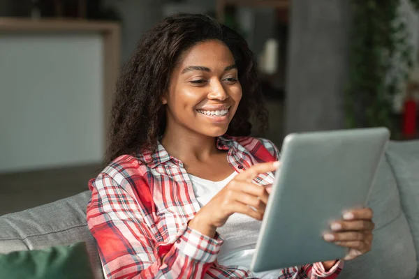 Mutlu Siyah Kadın Iyi Bir Mesaj Okuyor Tablete Yazıyor Oturma — Stok fotoğraf