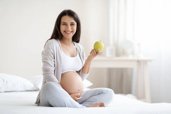 Evde Pijamalı Yeşil Elmalı Gülümseyen Koca Göbeğine Sarılan Hamilelik Süresince — Stok fotoğraf