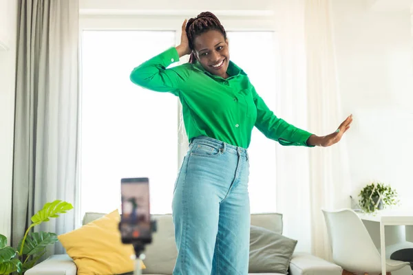 Современная Концепция Блогов Радостная Африканская Блоггерша Снимает Видео Смартфон Танцует — стоковое фото