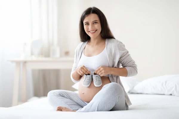 Gelukkig Mooie Jonge Zwangere Vrouw Comfortabele Homewear Zitten Bed Thuis — Stockfoto