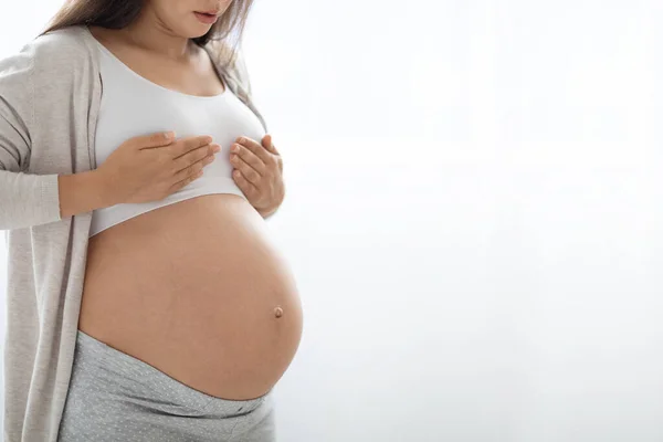 Cortado Señora Embarazada Con Vientre Grande Que Masajea Pecho Dolorido — Foto de Stock
