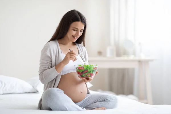 Sonriente Joven Embarazada Pelo Largo Comiendo Comida Saludable Casa Sentada — Foto de Stock