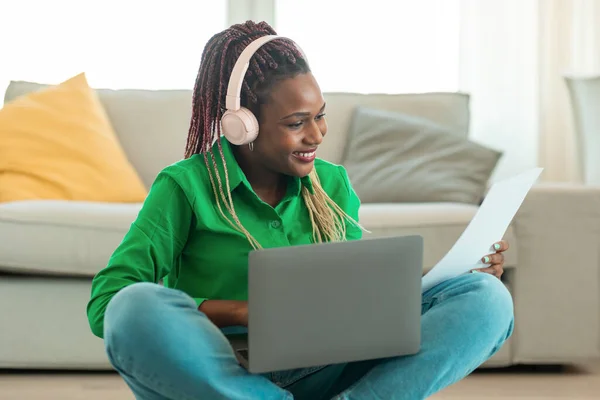 Afrikansk Amerikansk Kvinna Som Gör Pappersarbete Och Använder Bärbar Dator — Stockfoto