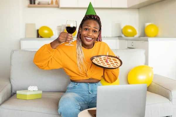 Ιδέα Γενεθλίων Χαρούμενη Μαύρη Γυναίκα Που Κάνει Online Day Party — Φωτογραφία Αρχείου