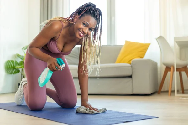 Ajuste Mulher Americana Africana Usando Spray Desinfetante Para Limpar Tapete — Fotografia de Stock