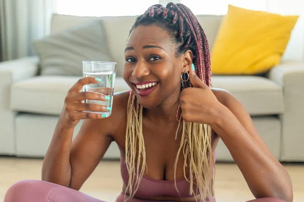 Sonriente Dama Negra Mostrando Vidrio Con Agua Dulce Pulgar Hacia —  Fotos de Stock