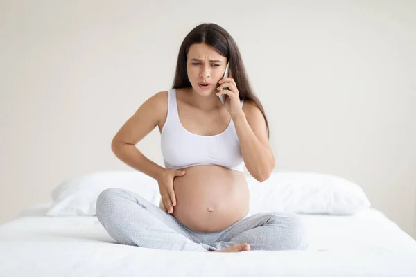 Bezorgde Jonge Zwangere Vrouw Huiskleding Zittend Bed Aanraken Van Haar — Stockfoto