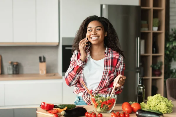 집에서 채식주의자 식사를 유기농 야채에서 즉석에서 샐러드를 조리하는 좋아하는 흑인젊은 — 스톡 사진