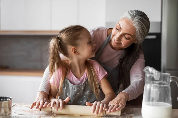 Neşeli Beyaz Küçük Bir Torun Yaşlı Bir Büyükanne Modern Mutfak — Stok fotoğraf