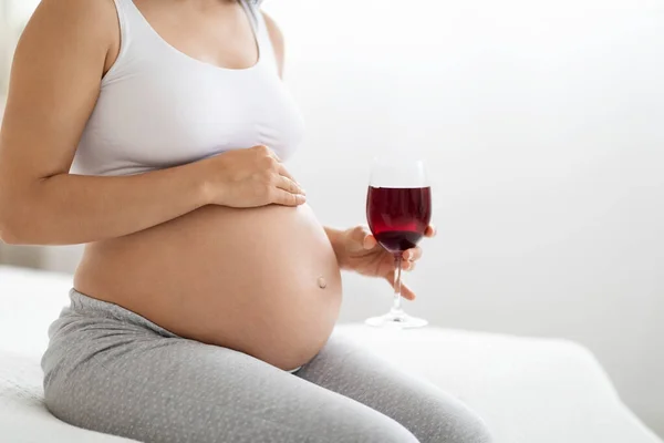 Αλκοόλ Κατά Την Εγκυμοσύνη Αναγνωρίσιμη Έγκυος Γυναίκα Στο Σπίτι Φορώντας — Φωτογραφία Αρχείου