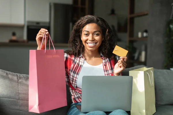 Dizüstü Bilgisayarı Olan Gülümseyen Siyah Bir Kadın Kredi Kartı Çanta — Stok fotoğraf