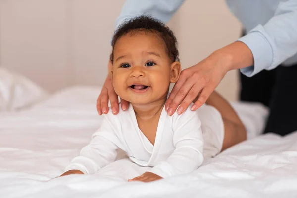 Mãe Terapeuta Senhora Fazendo Massagem Para Bonito Pequeno Bebê Preto — Fotografia de Stock