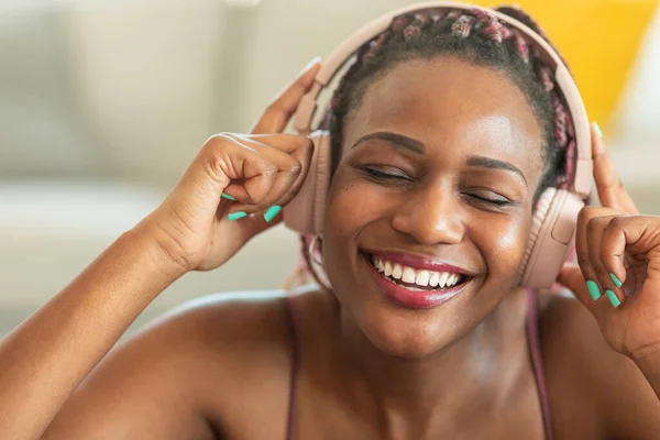Mujer Afroamericana Feliz Disfrutando Música Con Los Ojos Cerrados Tocando — Foto de Stock