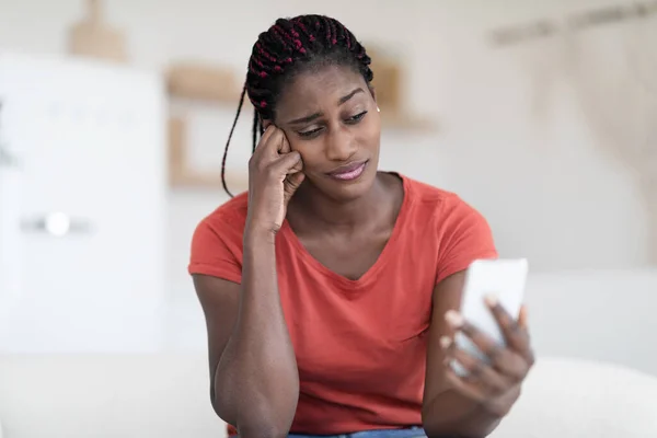 Gelangweilte Junge Schwarze Frau Schaut Auf Smartphone Bildschirm Während Sie — Stockfoto