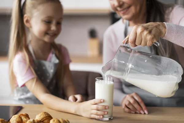 Весела Біла Бабуся Молоко Склянку Свіжого Печива Дівчинки Насолоджується Випічкою — стокове фото