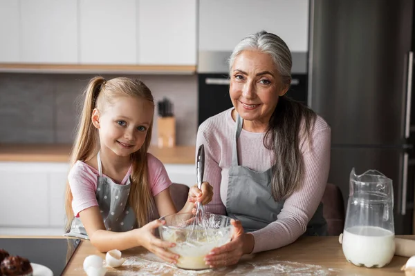 Cheerful Pretty Caucasian Senior Grandmother Small Granddaughter Make Dough Baking — Stock Photo, Image