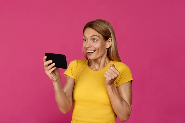 Sorprendido Feliz Adulto Europeo Dama Con Teléfono Inteligente Regocija Victoria — Foto de Stock