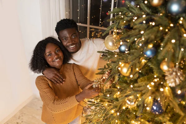 Usmívající Tisíciletá Černá Manželka Manžel Zdobí Vánoční Stromek Světly Hračkami — Stock fotografie