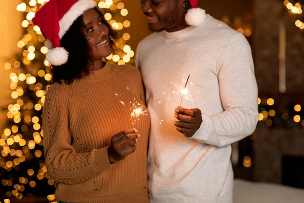 Посміхаючись Жінка Афроамериканського Походження Обнімає Чоловіка Капелюсі Санта Клауса Біля — стокове фото