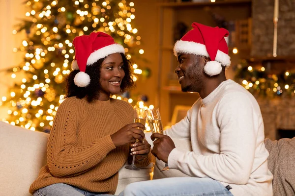 Усміхаючись Молодою Парою Афроамериканців Капелюхах Санта Клауса Насолоджуйтеся Святом Разом — стокове фото