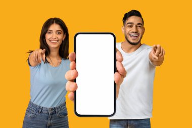 Boş Akıllı Telefon Gösteren ve Kamerayı Gösteren Neşeli Arap Adam ve Kadın, Boş Cep Telefonu Gösteren Pozitif Ortadoğu Çifti, Cep Telefonu Uygulaması Önerisi veya Çevrimiçi Teklif,