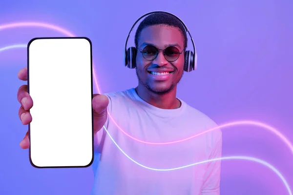 Stijlvolle Jonge Afrikaans Amerikaanse Man Die Naar Muziek Luistert Neon — Stockfoto