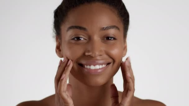 Arcmasszázs Közelkép Portré Fiatal Boldog Afro Amerikai Megérinti Arcát Csinál — Stock videók