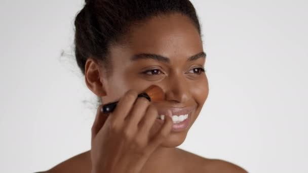 Açık Günlük Makyaj Yarı Profil Portresi Genç Afro Amerikan Kadının — Stok video