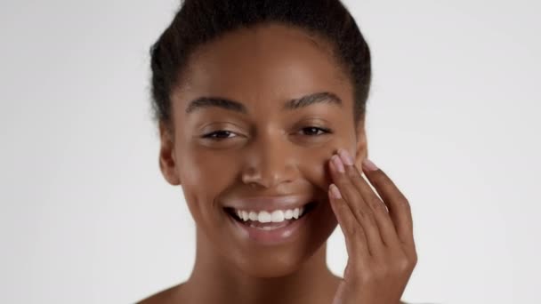 Concepto Mimos Faciales Primer Plano Retrato Joven Dama Afroamericana Feliz — Vídeos de Stock