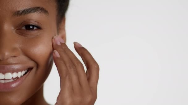 Cosméticos Faciales Premium Retrato Media Cara Una Joven Afroamericana Feliz — Vídeos de Stock